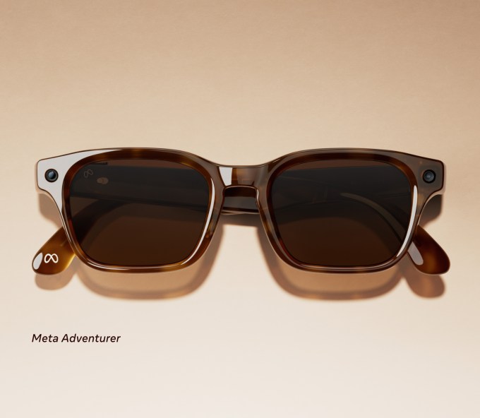 02_a-pair-for-any-look_carousel-01