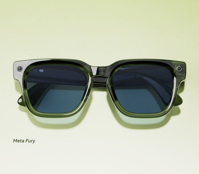 02_a-pair-for-any-look_carousel-02