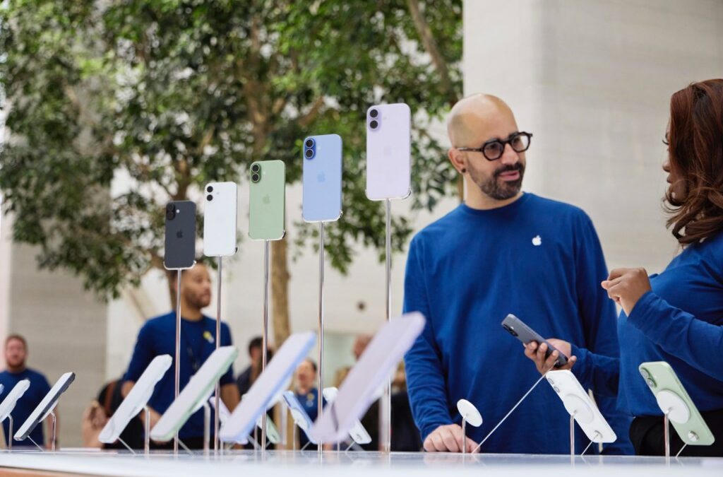 Apple Store showing iPhone 17 models