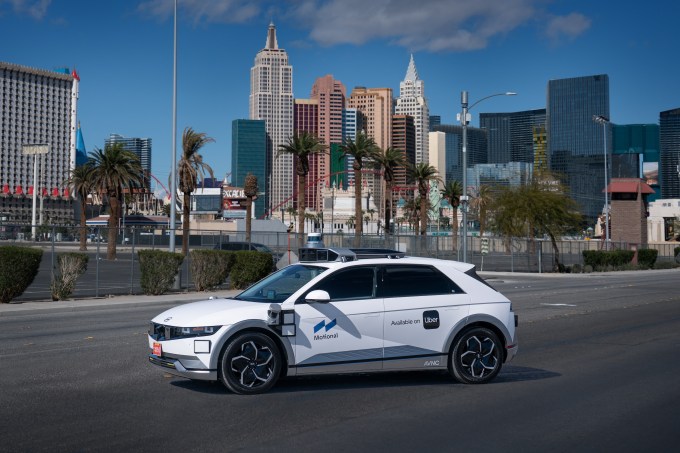motional-uber-vegas A Hyundai Ioniq 5 powered by Motional on Uber's network in Las Vegas